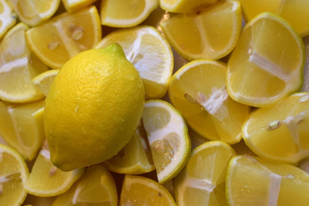 Lemon slices and lemon water illustrating the nutritional benefits and everyday uses of lemons
