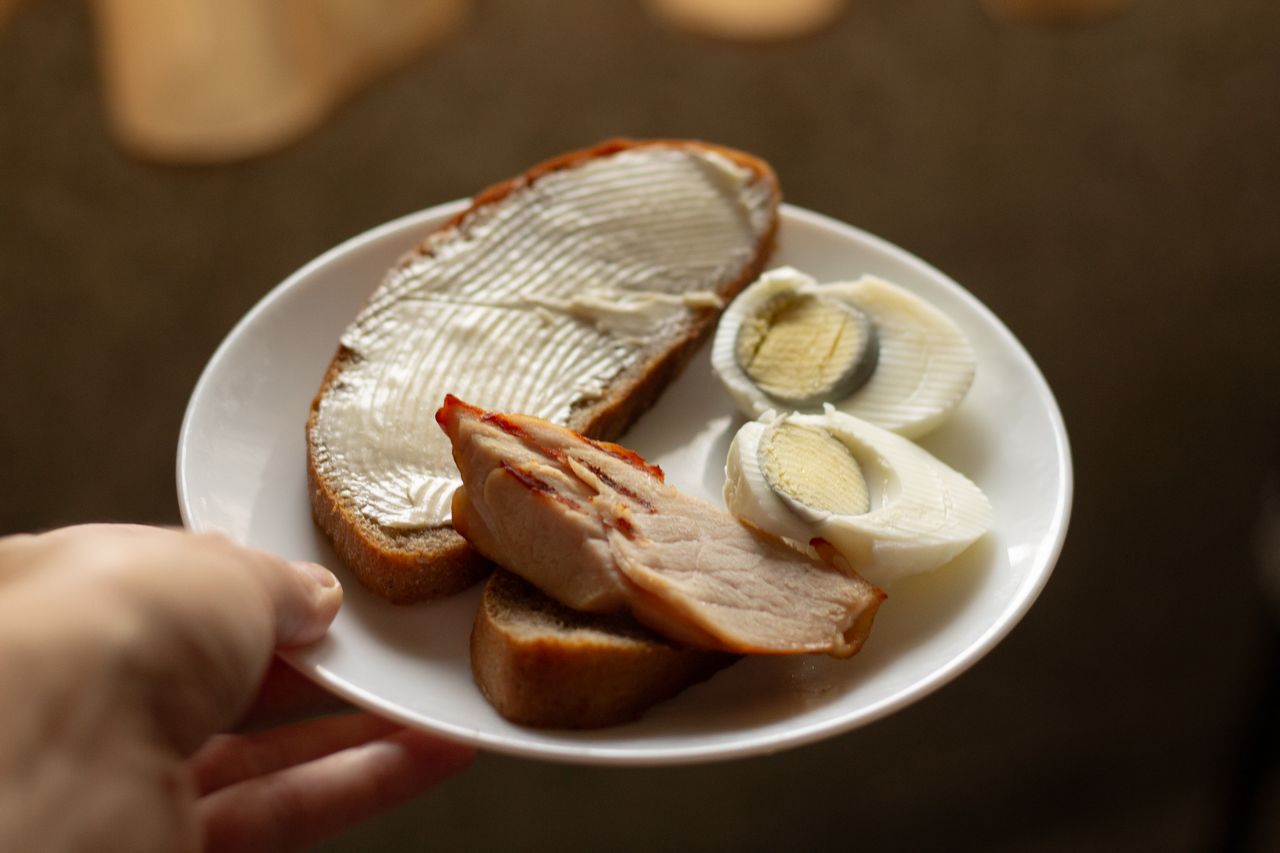 Balanced meal containing egg, bread, and a protein-rich food